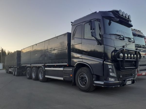 S Kyöstilän Volvo FH650
S Kyöstilä Oy:n Volvo FH650 täysperävaunuyhdistelmä.
Avainsanat: Kyöstilä Volvo FH650 ABC Hirvaskangas