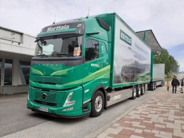 Klikkaa kuvaa nähdäksesi se täysikokoisena
==============
S Marttalan Volvo FH540
S Marttala Oy:n Volvo FH540 täysperävaunuyhdistelmä.
Avainsanat: Marttala Volvo FH540 Keitele-Group Viitasaari26 S Marttalan Volvo FH540
S Marttala Oy:n Volvo FH540 täysperävaunuyhdistelmä.
Avainsanat: Marttala Volvo FH540 Keitele-Group Viitasaari26