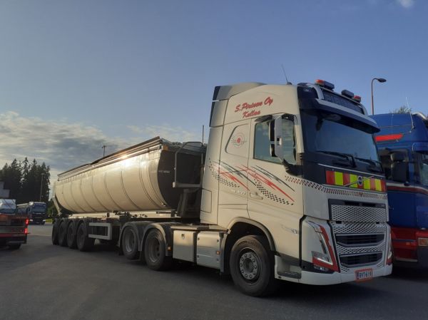 S Pirisen Volvo FH460
S Pirinen Oy:n Volvo FH460 sorapuolikas.
Avainsanat: Pirinen Volvo FH460 ABC Hirvaskangas