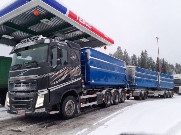 S Pirisen Volvo FH500
S Pirinen Oy:n Volvo FH500 täysperävaunuyhdistelmä.
Avainsanat: Pirinen Volvo FH500 ABC Hirvaskangas