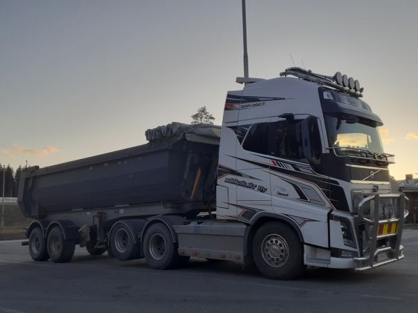 Säävälän Volvo FH
Säävälät Oy:n Volvo FH sorapuolikas.
Avainsanat: Säävälät Volvo FH Shell Hirvaskangas