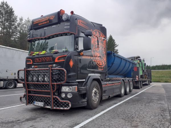 Säävälän Scania
Säävälät Oy:n Scania täysperävaunuyhdistelmä.
Avainsanat: Säävälät Scania ST1 Hirvaskangas