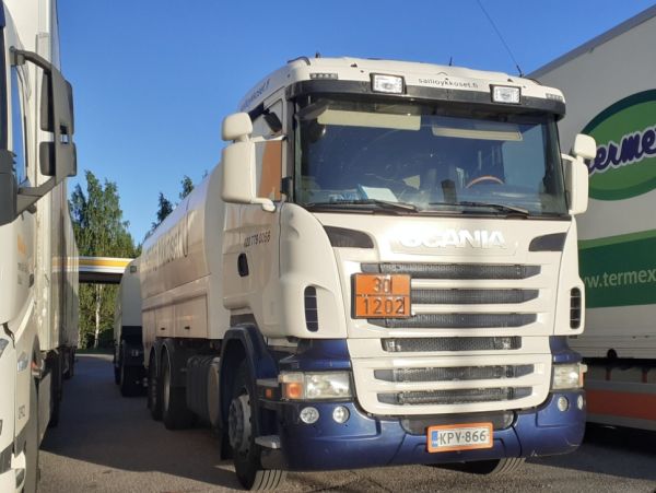 Klikkaa kuvaa nähdäksesi se täysikokoisena
==============
Säiliöykkösten Scania
Säiliö Ykköset Oy:n Scania säiliöyhdistelmä.
Avainsanat: Säiliöykköset Scania ST1 Hirvaskangas Säiliöykkösten Scania
Säiliö Ykköset Oy:n Scania säiliöyhdistelmä.
Avainsanat: Säiliöykköset Scania ST1 Hirvaskangas