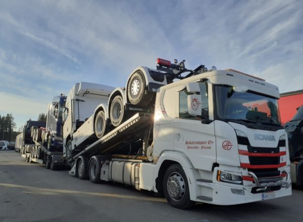 Sakatransportin Scania G500
Ahola Transportin ajossa oleva Sakatransport Oy:n Scania G500 autojenkuljetusyhdistelmä.
Avainsanat: Ahola-Transport Sakatransport Scania G500 ABC Hirvaskangas