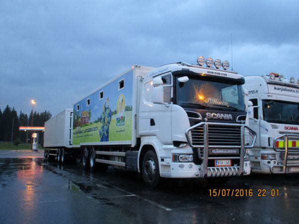 A Sallisen Scania
A Sallisen Scania eläintenkuljetusyhdistelmä.
Avainsanat: Sallinen Scania Snellman ABC Hirvaskangas Eläinkuljetus
