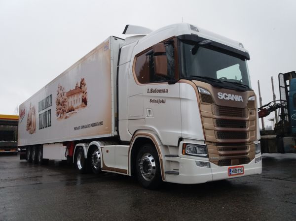 I Salomaan Scania S500
Atrian ajossa oleva I Salomaan Scania S500 puoliperävaunuyhdistelmä.
Avainsanat: Atria Salomaa Scania S500 Shell Hirvaskangas