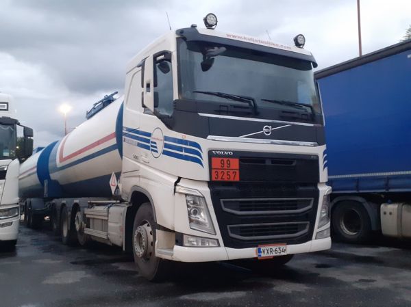 Salon Rahtiaseman Volvo FH500
Salon Rahtiasema Oy:n Volvo FH500 säiliöyhdistelmä.
Avainsanat: Salon Rahtiasema Volvo FH500 ABC Hirvaskangas