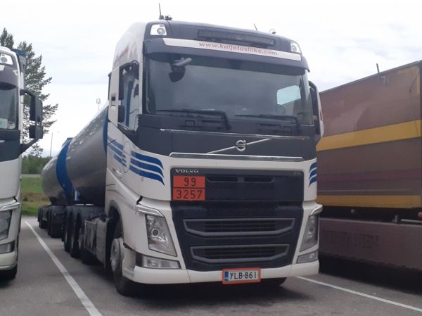 Klikkaa kuvaa nähdäksesi se täysikokoisena
==============
Salon Rahtiaseman Volvo FH500
Salon Rahtiasema Oy:n Volvo FH500 säiliöyhdistelmä.
Avainsanat: Salon Rahtiasema Volvo FH500 ST1 Hirvaskangas Salon Rahtiaseman Volvo FH500
Salon Rahtiasema Oy:n Volvo FH500 säiliöyhdistelmä.
Avainsanat: Salon Rahtiasema Volvo FH500 ST1 Hirvaskangas
