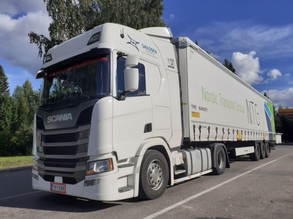 Salosen Kuljetuksen Scania R450
Salosen Kuljetus Oy:n Scania R450 puoliperävaunuyhdistelmä.
Avainsanat: Salonen Scania R450 Shell Hirvaskangas