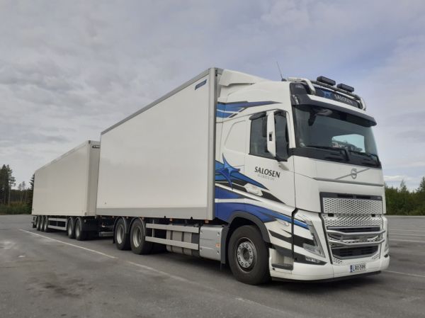 Salosen Kuljetuksen Volvo FH
Salosen Kuljetus Oy:n  Volvo FH täysperävaunuyhdistelmä.

Avainsanat: Salonen Volvo FH ABC Hirvaskangas