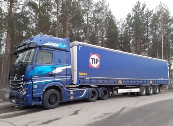 Salosen Kuljetuksen MB 2653 Actros L
Salosen Kuljetuksen MB 2653 Actros L puoliperävaunuyhdistelmä.
Avainsanat: Salonen MB 2653 ActrosL Shell Hirvaskangas 10