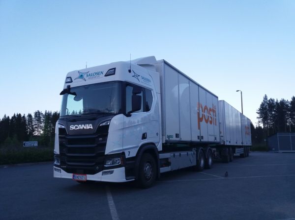 Salosen Kuljetuksen Scania R500 
Postin ajossa oleva Salosen Kuljetus Oy:n Scania R500 täysperävaunuyhdistelmä.
Avainsanat: Posti Salonen Scania R500 ABC Hirvaskangas 7