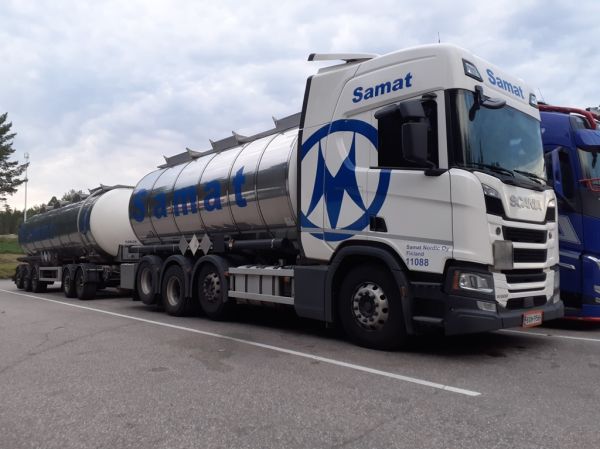 Samat Nordicin Scania R500
Samat Nordic Oy:n Scania R500 säiliöyhdistelmä.
Avainsanat: Samat Nordic Scania R500 Shell Hirvaskangas 71046 11088