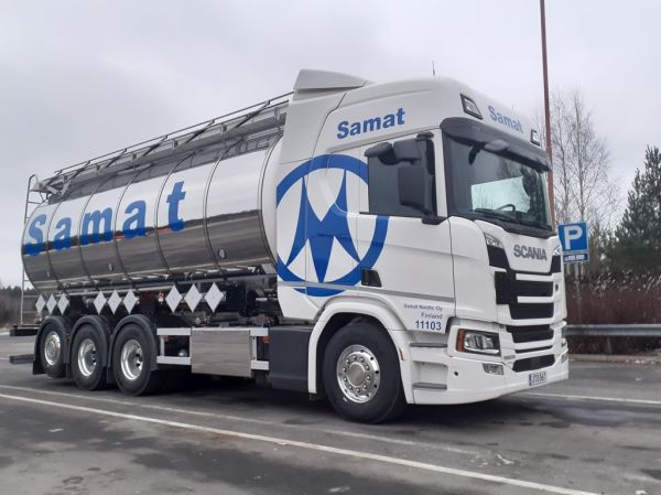 Samat Nordicin Scania 500R
Samat Nordic Oy:n Scania 500R säiliöauto.
Avainsanat: Samat Nordic Scania 500R ABC Hirvaskangas 11103