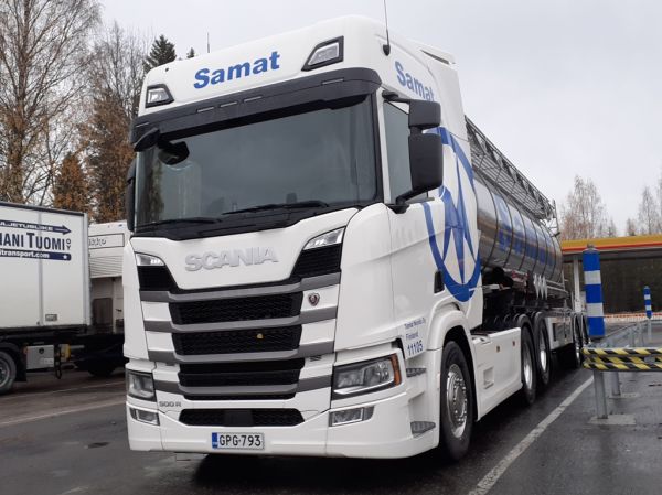 Samat Nordicin Scania 500R
Samat Nordic Oy:n Scania 500R puoliperävaunuyhdistelmä.
Avainsanat: Samat Nordic Scania 500R Shell Hirvaskangas 11105