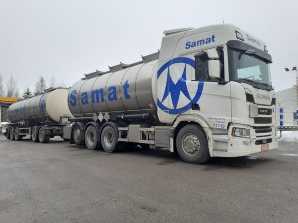 Samat Nordicin Scania 560R
Samat Nordic Oy:n Scania 560R säiliöyhdistelmä.
Avainsanat: Samat Nordic Scania 560R Shell Hirvaskangas 11110