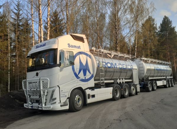 Samat Nordicin Volvo FH540
Samat Nordic Oy:n Volvo FH540 säiliöyhdistelmä.
Avainsanat: Samat Nordic Volvo FH540 Shell Hirvaskangas 11116