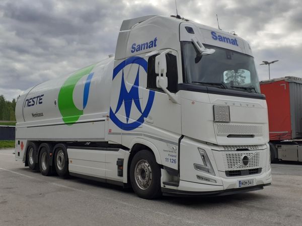 Klikkaa kuvaa nähdäksesi se täysikokoisena
==============
Samat Nordicin Volvo FH
Samat Nordic Oy:n Volvo FH säiliöauto.
Avainsanat: Samat Nordic Volvo FH ST1 Hirvaskangas 11126 Neste Samat Nordicin Volvo FH
Samat Nordic Oy:n Volvo FH säiliöauto.
Avainsanat: Samat Nordic Volvo FH ST1 Hirvaskangas 11126 Neste