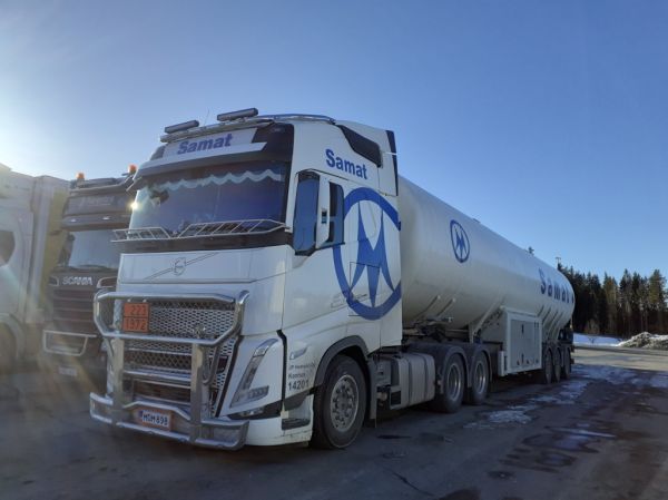 JP Haanpään Volvo FH460
Samat Groupin ajossa oleva JP Haanpään Volvo FH460 puoliperävaunuyhdistelmä.

Avainsanat: Samat Group Haanpää Volvo FH460 ABC Hirvaskangas 14201