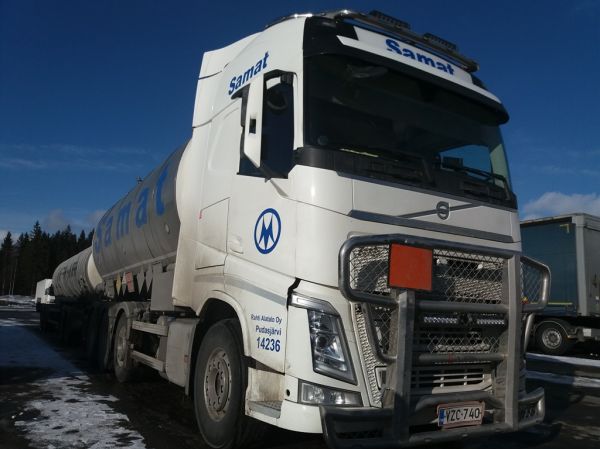 Rahti Alatalon Volvo FH
Samat Groupin ajossa oleva Rahti Alatalo Oy:n Volvo FH säiliöyhdistelmä.
Avainsanat: Samat Group Rahti-Alatalo Volvo FH ABC Hirvaskangas 14236