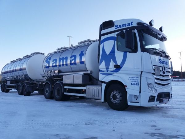 Kuljetusliike S Rautiaisen MB 2551 Actros
Samat Groupin ajossa oleva Kuljetusliike S Rautiaisen MB 2551 Actros säiliöyhdistelmä.
Avainsanat: Samat Group Rautiainen MB 2551 Actros 14245 ABC Hirvaskangas