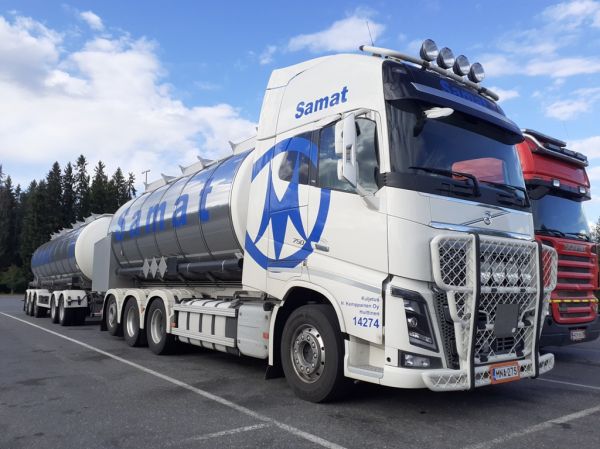 Kuljetus H Kemppaisen Volvo FH16
Samat Groupin ajossa oleva Kuljetus H Kemppainen Oy:n Volvo FH16 säiliöyhdistelmä.
Avainsanat: Samat Group Kemppainen Volvo FH16 ABC Hirvaskangas 14274