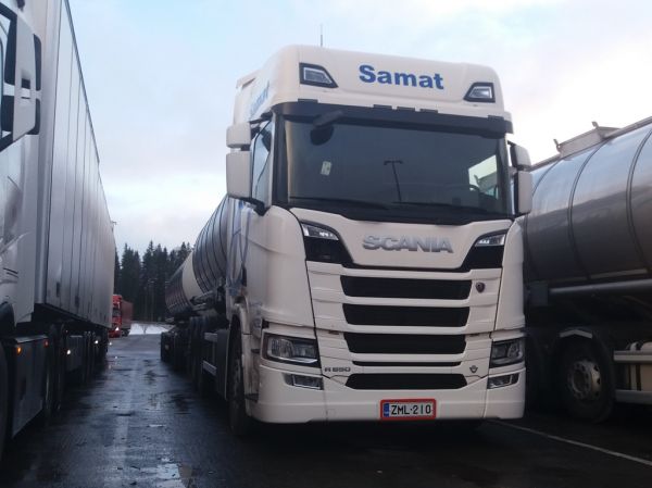 E&J Hemmilän Scania R650
Samat Groupin ajossa oleva E&J Hemmilä Ay:n Scania R650 säiliöyhdistelmä.
Avainsanat: Samat Group Hemmilä Scania R650 ABC Hirvaskangas 14292