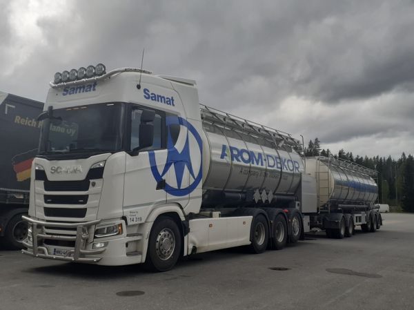 Miketen Scania 
Samat Groupin ajossa oleva Mikete Oy:n Scania säiliöyhdistelmä.
Avainsanat: Samat Group Mikete Scania ABC Hirvaskangas 14319