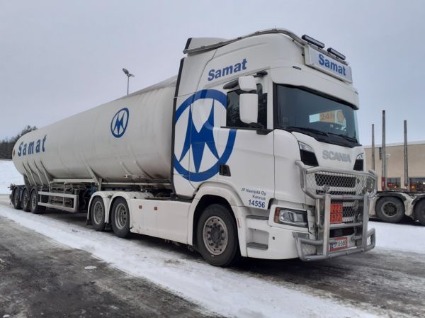 JP Haanpään Scania
Samat Groupin ajossa oleva JP Haanpää Oy:n Scania puoliperävaunuyhdistelmä.
Avainsanat: Samat Group Haanpää Scania Shell Hirvaskangas 14556