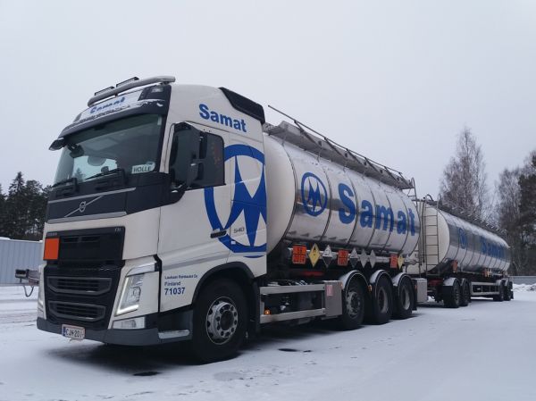 Laukaan Rahtiautojen Volvo FH540
Samat Groupin ajossa oleva Laukaan Rahtiautot Oy:n Volvo FH540 säiliöyhdistelmä. 
Avainsanat: LaukaanRahtiautot Samat Group Volvo FH540 71037 Holle