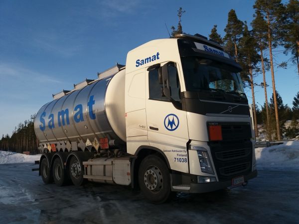 Laukaan Rahtiautojen Volvo FH540 
Samat Groupin ajossa oleva Laukaan Rahtiautot Oy:n Volvo FH540 säiliöauto. 
Avainsanat: LaukaanRahtiautot Samat Group Volvo FH540 71038