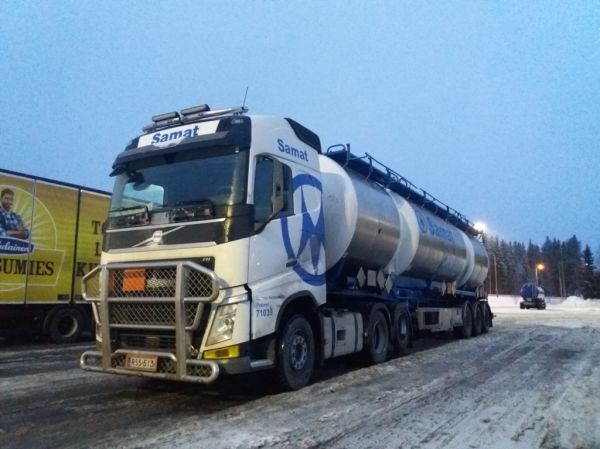 Laukaan Rahtiautojen Volvo FH500
Samat Groupin ajossa oleva Laukaan Rahtiautot Oy:n Volvo FH500 puoliperävaunuyhdistelmä. 
Avainsanat: LaukaanRahtiautot Samat Group Volvo FH500 ABC Hirvaskangas 71039 11275