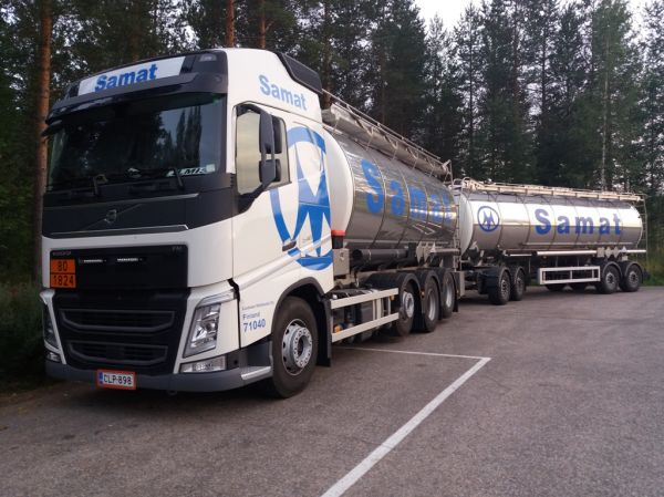 Laukaan Rahtiautojen Volvo FH540
Samat Groupin ajossa oleva Laukaan Rahtiautot Oy:n Volvo FH540 säiliöyhdistelmä.
Avainsanat: LaukaanRahtiautot Samat Group Volvo FH540 Shell Hirvaskangas 71040 71041