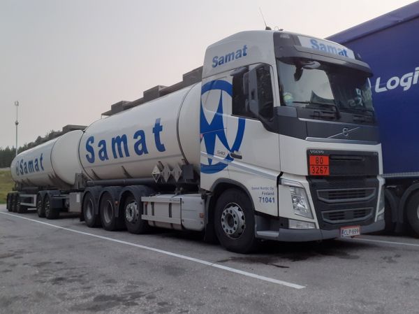 Samat Nordicin Volvo FH540
Samat Nordic Oy:n Volvo FH540 säiliöyhdistelmä.
Avainsanat: Samat Nordic Volvo FH540 71041 Shell Hirvaskangas