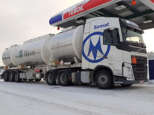 Laukaan Rahtiautojen Volvo FH500 
Samat Groupin ajossa oleva Laukaan Rahtiautot Oy:n Volvo FH500 puoliperävaunuyhdistelmä. 
Avainsanat: LaukaanRahtiautot Samat Group Volvo FH500 ABC Hirvaskangas 71043