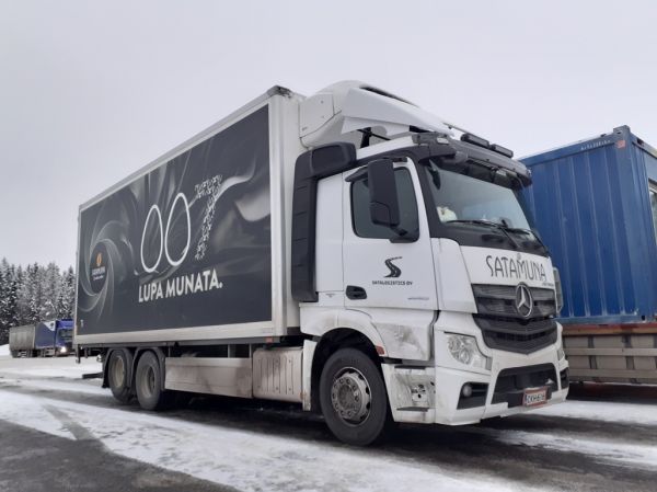 Satalogisticsin MB 2653 Actros
Satalogistics Oy:n MB 2653 Actros rahtiauto.
Avainsanat: Satalogistics MB 2653 Actros Satamuna ABC Hirvaskangas