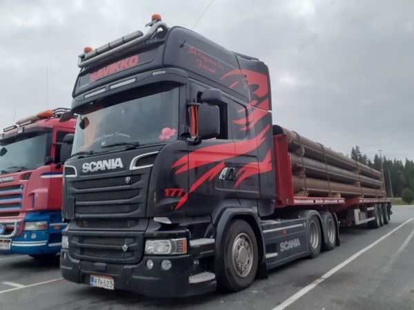 SH-Logisticsin Scania R580
Transport Savikko Oy:n ajossa oleva SH-Logisticsin Scania R580 puoliperävaunuyhdistelmä.

Avainsanat: Savikko SH-Logistics Scania R580 177