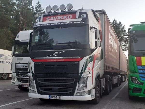 Transport Savikon Volvo FH500
Transport Savikko Oy:n Volvo FH500 b-juna.
Avainsanat: Savikko Volvo FH500 B-Juna ST1 Hirvaskangas 19