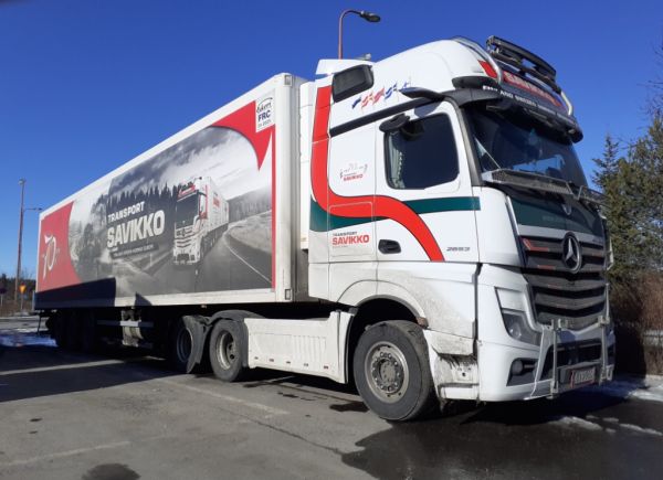 Transport Savikon MB 2653 Actros
Transport Savikko Oy:n MB 2653 Actros puoliperävaunuyhdistelmä.
Avainsanat: Savikko MB 2653 Actros ABC Hirvaskangas 240