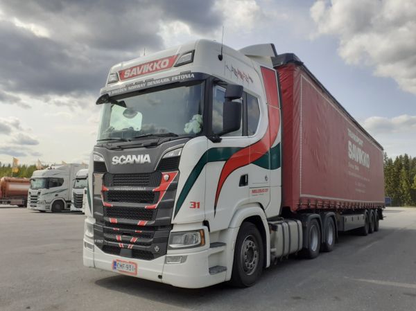 Miilusuon Scania S650
Transport Savikko Oy:n ajossa oleva Miilusuo Oy:n Scania S650 puoliperävaunuyhdistelmä.
Avainsanat: Savikko Miilusuo Scania S650 ABC Hirvaskangas