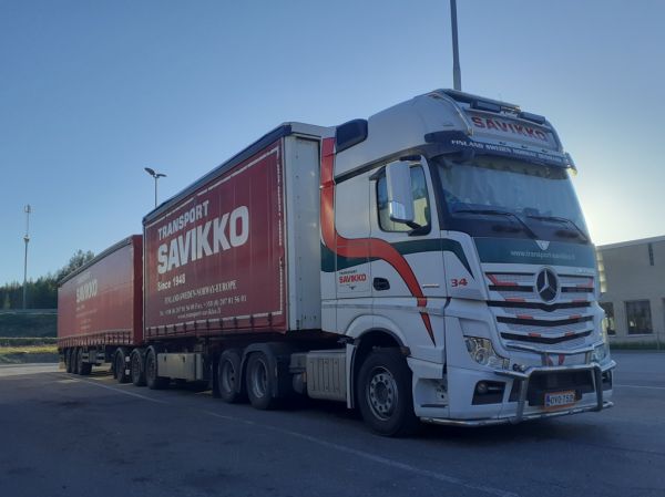 Transport Savikon MB 2653 Actros
Transport Savikko Oy:n MB 2653 Actros b-juna.

Avainsanat: Savikko MB 2653 Actros B-juna 34 Shell Hirvaskangas