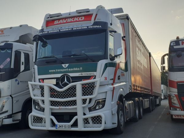 Transport Savikon MB 2653 Actros L
Transport Savikko Oy:n MB 2653 Actros L b-juna.
Avainsanat: Savikko MB 2653 ActrosL B-juna 3 ABC Hirvaskangas