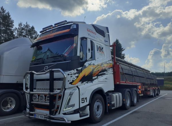 Kiila-Kuljetuksen Volvo FH
Transport Savikko Oy:n ajossa oleva Kiila-Kuljetus Oy:n Volvo FH puoliperävaunuyhdistelmä.
Avainsanat: Savikko Kiila-Kuljetus Volvo FH White Train Niko Shell Hirvaskangas 51