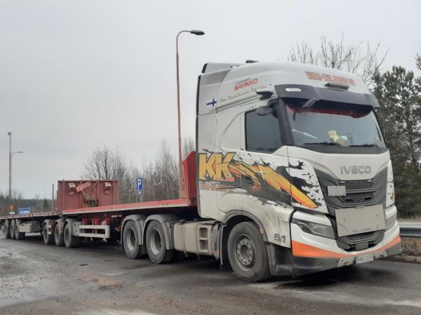 Kiila-Kuljetuksen Iveco
Transport Savikko Oy:n ajossa oleva Kiila-Kuljetus Oy:n Iveco puoliperävaunuyhdistelmä.
Avainsanat: Savikko Kiila-Kuljetus Iveco ABC Hirvaskangas 51