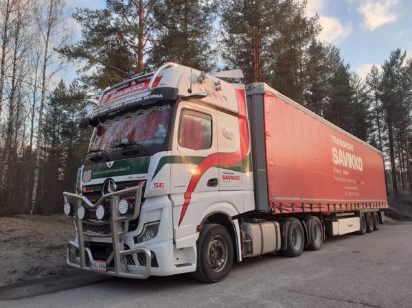 Transport Savikon MB 2653 Actros
Transport Savikko Oy:n MB 2653 Actros puoliperävaunuyhdistelmä.
Avainsanat: Savikko MB 2653 Actros Shell Hirvaskangas 56