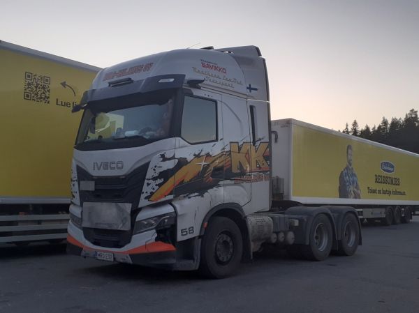 Klikkaa kuvaa nähdäksesi se täysikokoisena
==============
Kiila-Kuljetuksen Iveco
Transport Savikko Oy:n ajossa oleva Kiila-Kuljetus Oy:n Iveco rekkaveturi.
Avainsanat: Savikko Kiila-Kuljetus Iveco ABC Hirvaskangas 58 Kiila-Kuljetuksen Iveco
Transport Savikko Oy:n ajossa oleva Kiila-Kuljetus Oy:n Iveco rekkaveturi.
Avainsanat: Savikko Kiila-Kuljetus Iveco ABC Hirvaskangas 58