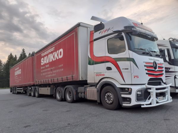 Klikkaa kuvaa nähdäksesi se täysikokoisena
==============
Transport Savikon MB 2663 Actros L
Transport Savikko Oy:n MB 2663 Actros L b-juna.
Avainsanat: Savikko MB 2663 ActrosL B-juna 75 ABC Hirvaskangas Transport Savikon MB 2663 Actros L
Transport Savikko Oy:n MB 2663 Actros L b-juna.
Avainsanat: Savikko MB 2663 ActrosL B-juna 75 ABC Hirvaskangas