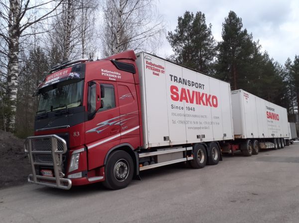Kuljetusliike Pitkäsen Volvo FH540
Savikon ajossa oleva Kuljetusliike Pitkänen Oy:n Volvo FH540 täysperävaunuyhdistelmä.
Avainsanat: Pitkänen Savikko Volvo FH540 Shell Hirvaskangas 83