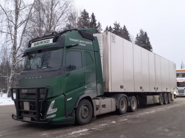 Transport J Laajalan Volvo FH540
Transport Savikko Oy:n ajossa oleva Transport J Laajala Oy:n Volvo FH540 puoliperävaunuyhdistelmä.
Avainsanat: Laajala Savikko Volvo FH540 ST1 Hirvaskangas