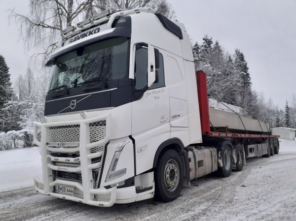 J Huopanan Volvo FH500
Transport Savikko Oy:n ajossa oleva J Huopana Oy:n Volvo FH500 puoliperävaunuyhdistelmä.
Avainsanat: Huopana Savikko Volvo FH500 ST1 Hirvaskangas